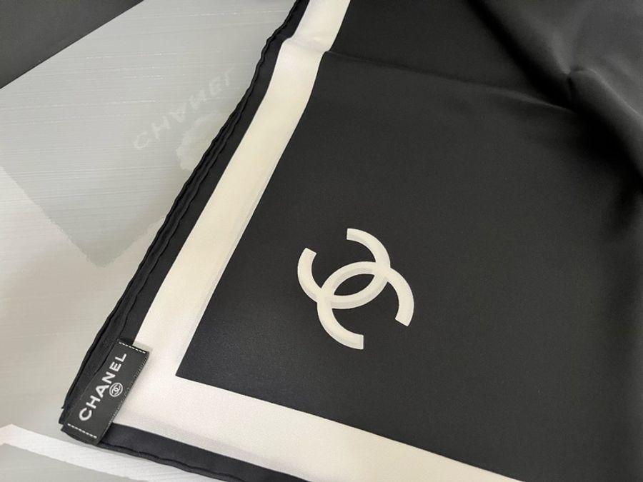 CHANEL 香奈兒《全新》26S 黑白雙C Logo 真絲方巾|90x90|台灣專櫃購入|全新全配-33
