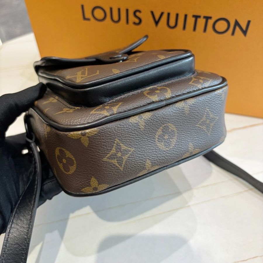 *SHIHNA名牌精品* LV M69404 Christopher 斜背隨身包-4