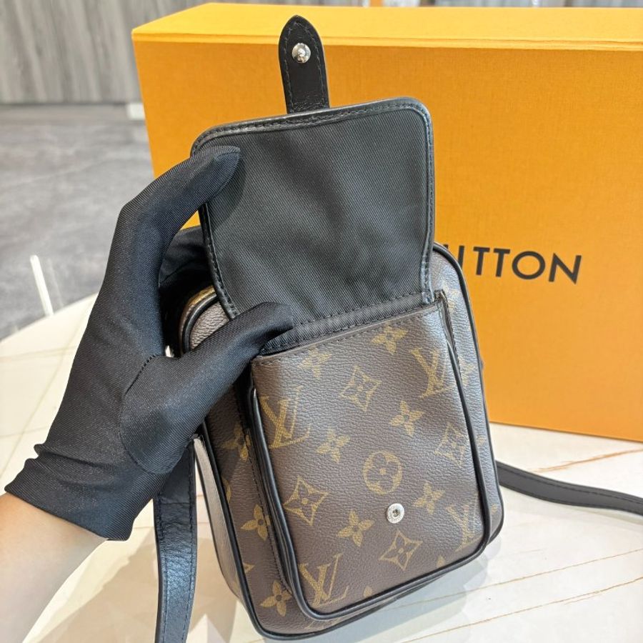 *SHIHNA名牌精品* LV M69404 Christopher 斜背隨身包-5