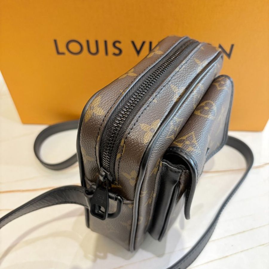 *SHIHNA名牌精品* LV M69404 Christopher 斜背隨身包-6