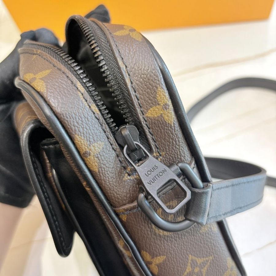 *SHIHNA名牌精品* LV M69404 Christopher 斜背隨身包-7