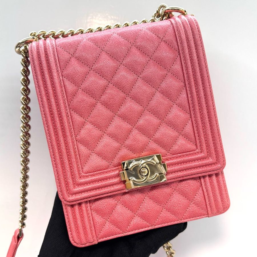 CHANEL 香奈兒 Boy Chanel 荔枝牛皮直版豎型翻蓋包 粉色金釦 27開-0