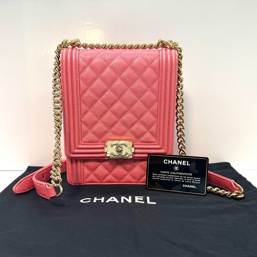 CHANEL 香奈兒 Boy Chanel 荔枝牛皮直版豎型翻蓋包 粉色金釦 27開-2