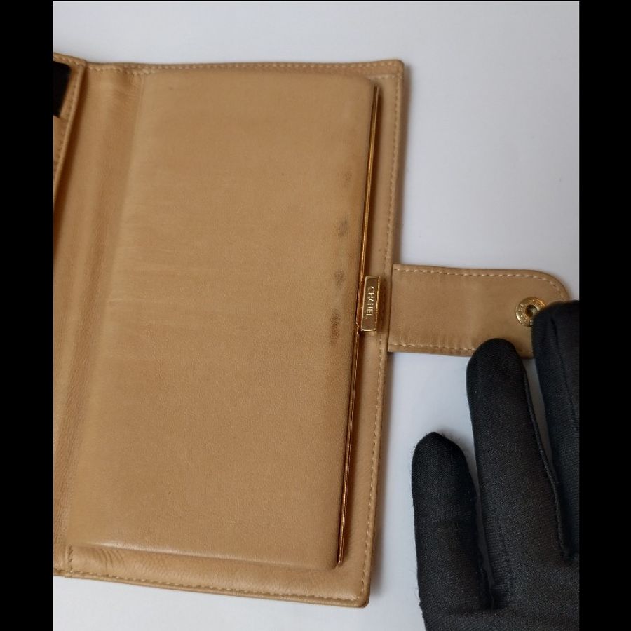 Chanel 駝色荔枝皮皮釦中夾-26