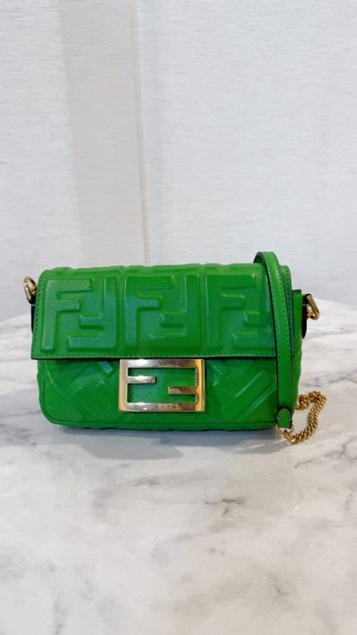 Fendi 綠小牛皮壓紋金釦Baguette迷你手提斜背包-0
