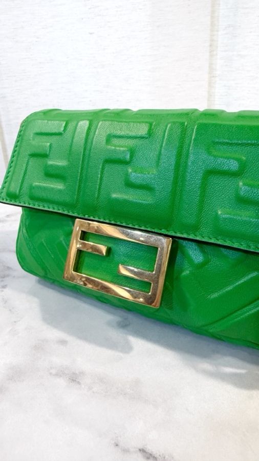 Fendi 綠小牛皮壓紋金釦Baguette迷你手提斜背包-1