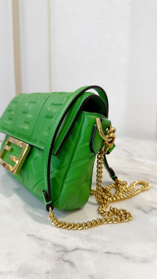 Fendi 綠小牛皮壓紋金釦Baguette迷你手提斜背包-2