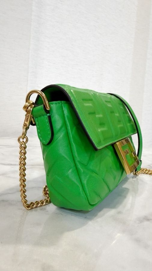 Fendi 綠小牛皮壓紋金釦Baguette迷你手提斜背包-3