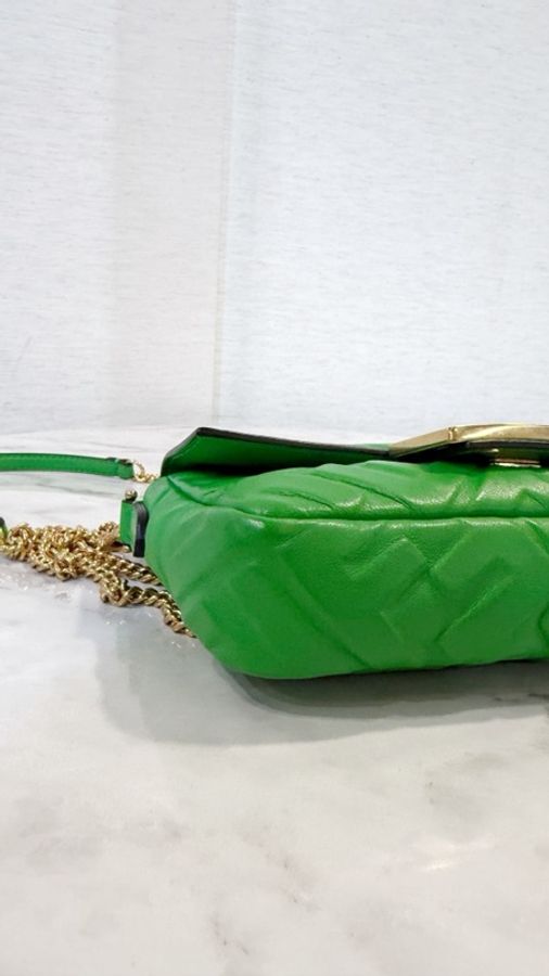 Fendi 綠小牛皮壓紋金釦Baguette迷你手提斜背包-6