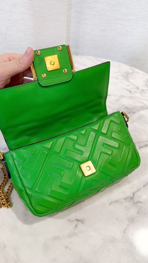 Fendi 綠小牛皮壓紋金釦Baguette迷你手提斜背包-8