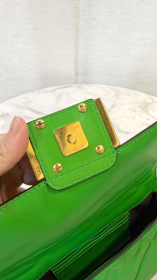 Fendi 綠小牛皮壓紋金釦Baguette迷你手提斜背包-9