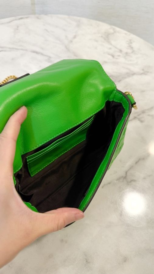 Fendi 綠小牛皮壓紋金釦Baguette迷你手提斜背包-10