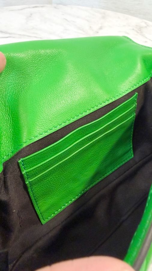 Fendi 綠小牛皮壓紋金釦Baguette迷你手提斜背包-11