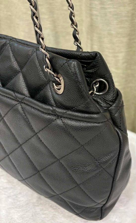 Chanel香奈兒魚子醬荔枝皮 拖特包 多用 時髦男女通用 甜🉐 肩背斜背都可以超時髦🤎 購入10多萬 尺寸:約45*25*8cm 配件:(附查碼圖雷標17開)-11