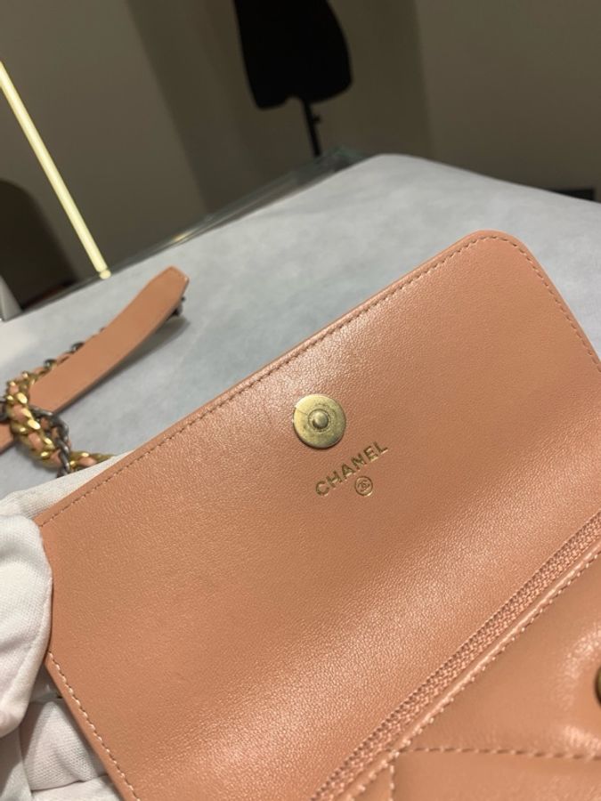 99新Chanel 香奈兒 19 bag woc mini 金扣 焦糖色羊皮 芯片款-7