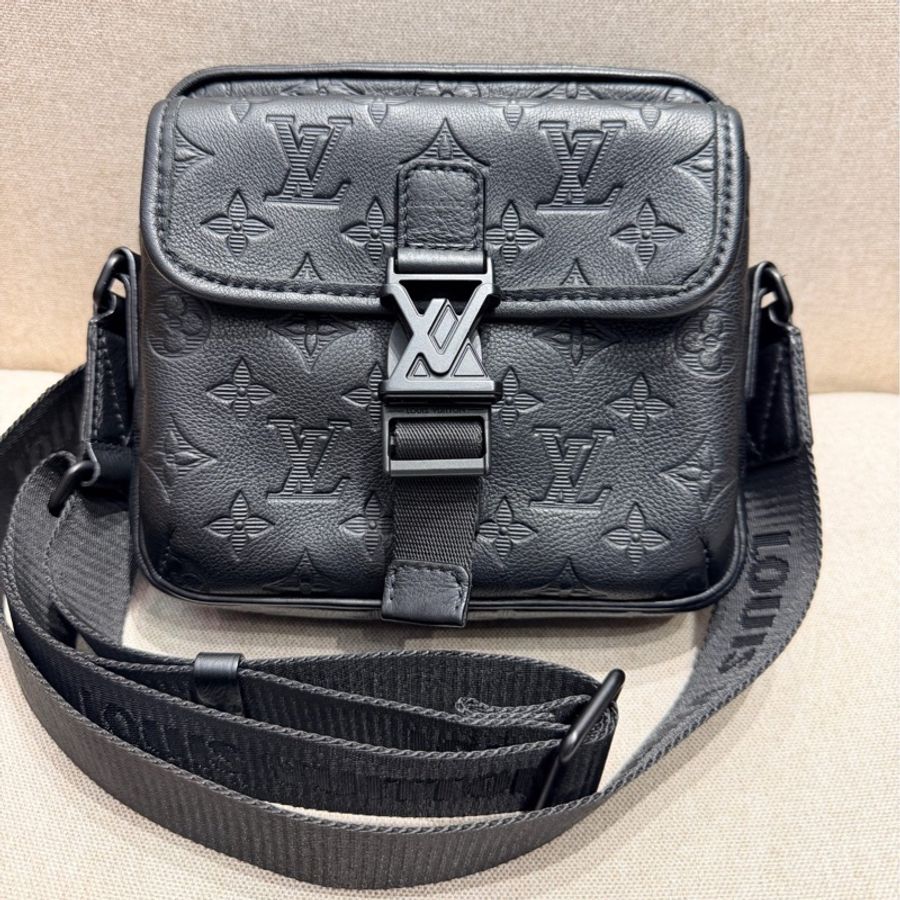 lv郵差 純芯片黑色全皮壓紋-0