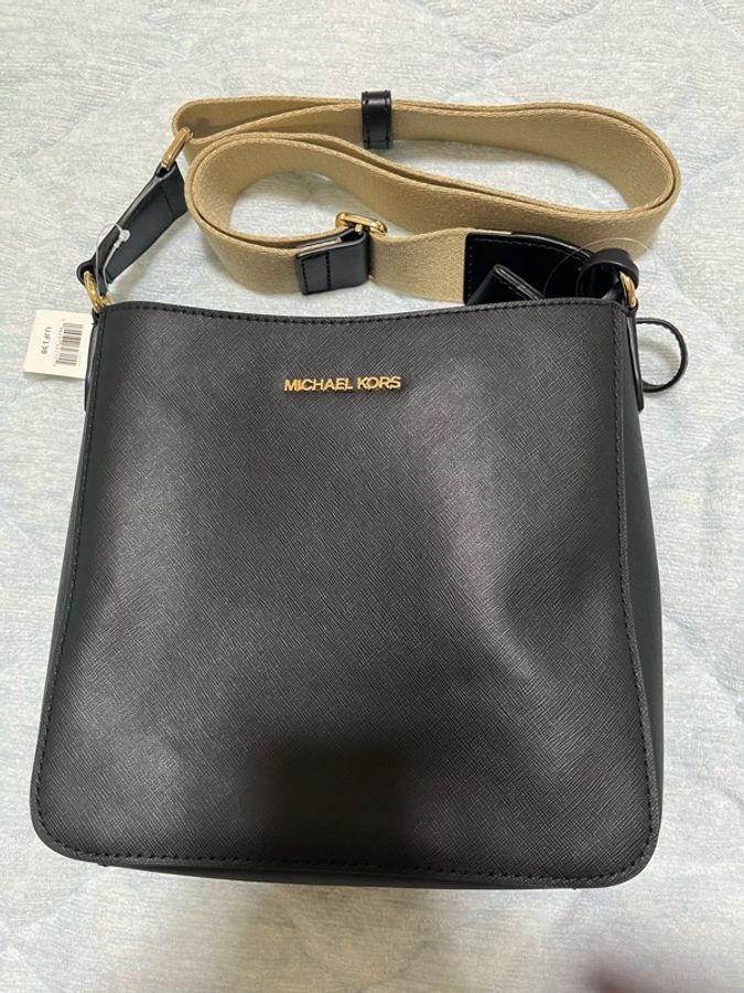 MK金字寬背袋防刮皮革郵差包-1