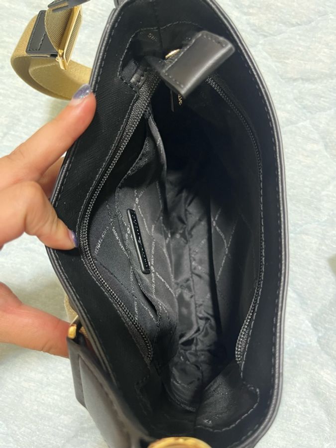MK金字寬背袋防刮皮革郵差包-3