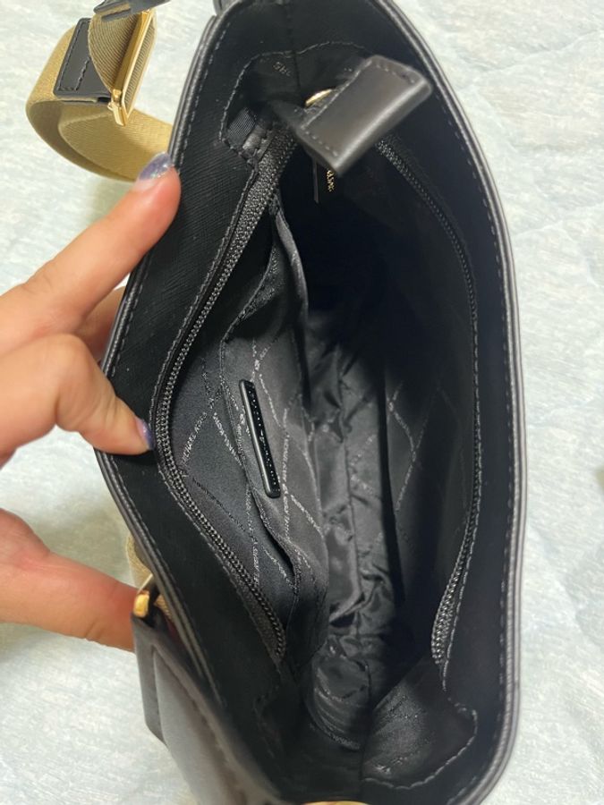 MK金字寬背袋防刮皮革郵差包-4
