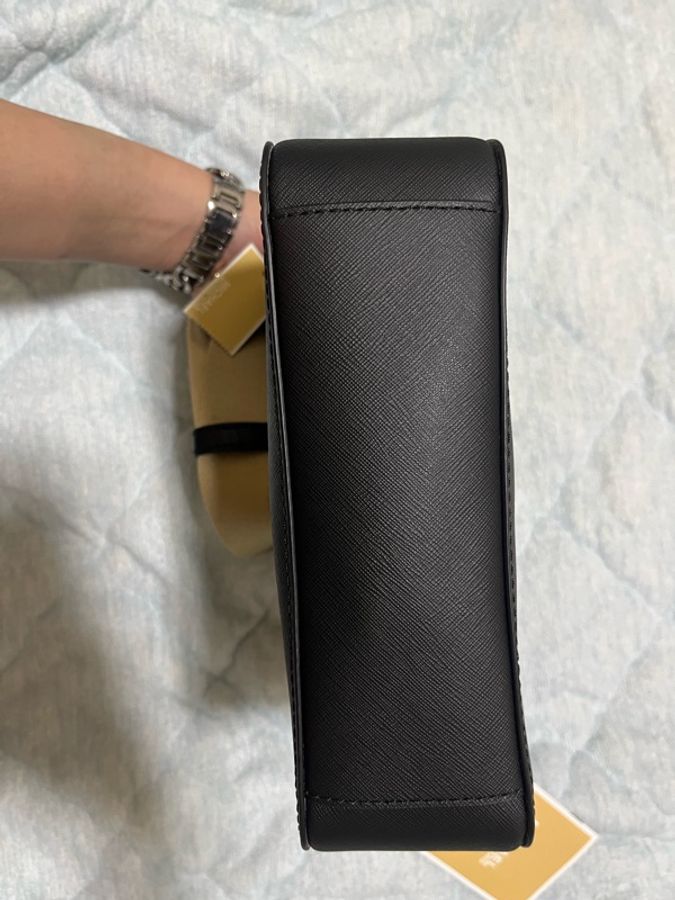 MK金字寬背袋防刮皮革郵差包-5