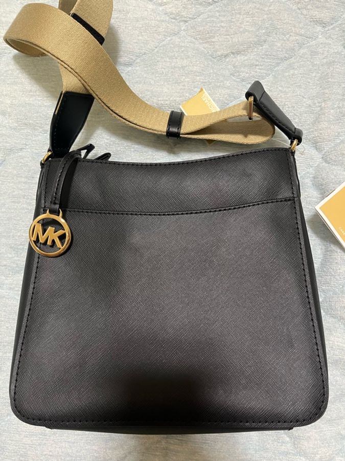 MK金字寬背袋防刮皮革郵差包-6