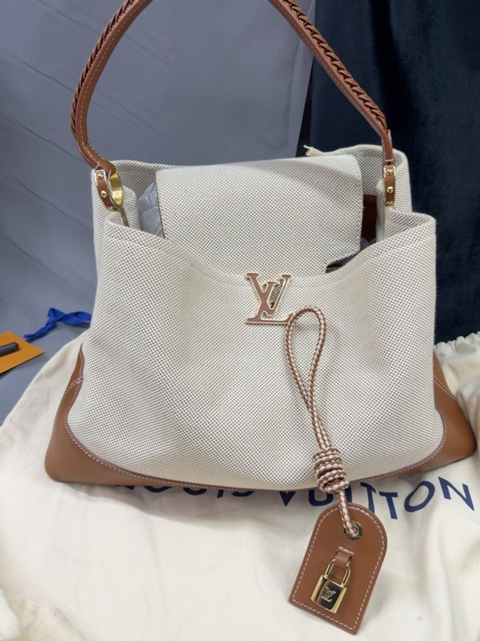 LV路易威登 Capucines Weekender 白拼咖色手提包-0