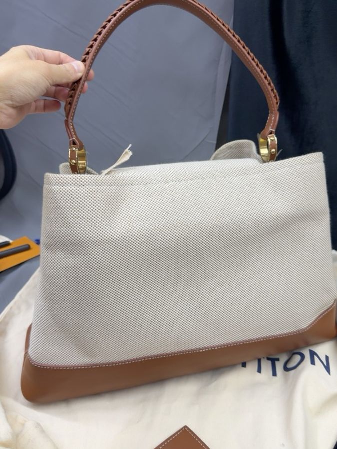 LV路易威登 Capucines Weekender 白拼咖色手提包-7
