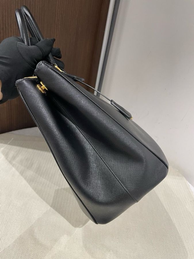 PRADA普拉達 Galleria 殺手包 金屬刻字徽標裝飾三角形可拆卸可調式肩帶 小牛皮 單肩斜挎手提包 女款 黑色,尺寸34/24/13 無肩帶。-2