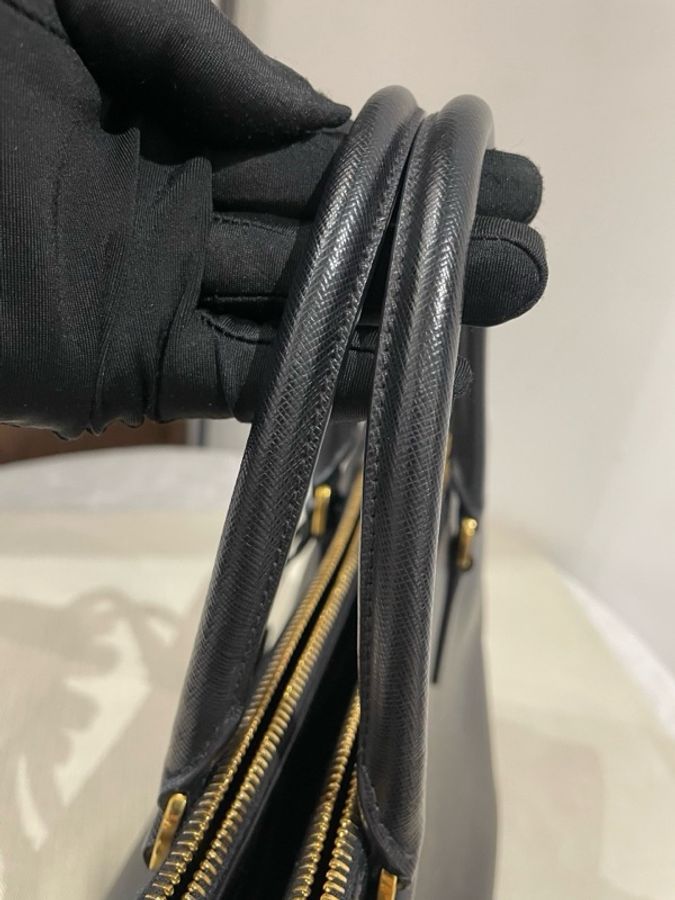 PRADA普拉達 Galleria 殺手包 金屬刻字徽標裝飾三角形可拆卸可調式肩帶 小牛皮 單肩斜挎手提包 女款 黑色,尺寸34/24/13 無肩帶。-7