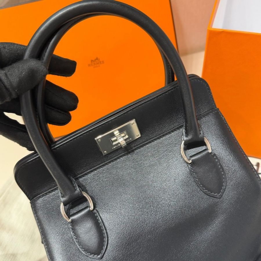 全新帶膜🖤#愛馬仕 #Toolbox20黑銀 #swift皮牛奶盒子 #手提單肩包 #全配-1