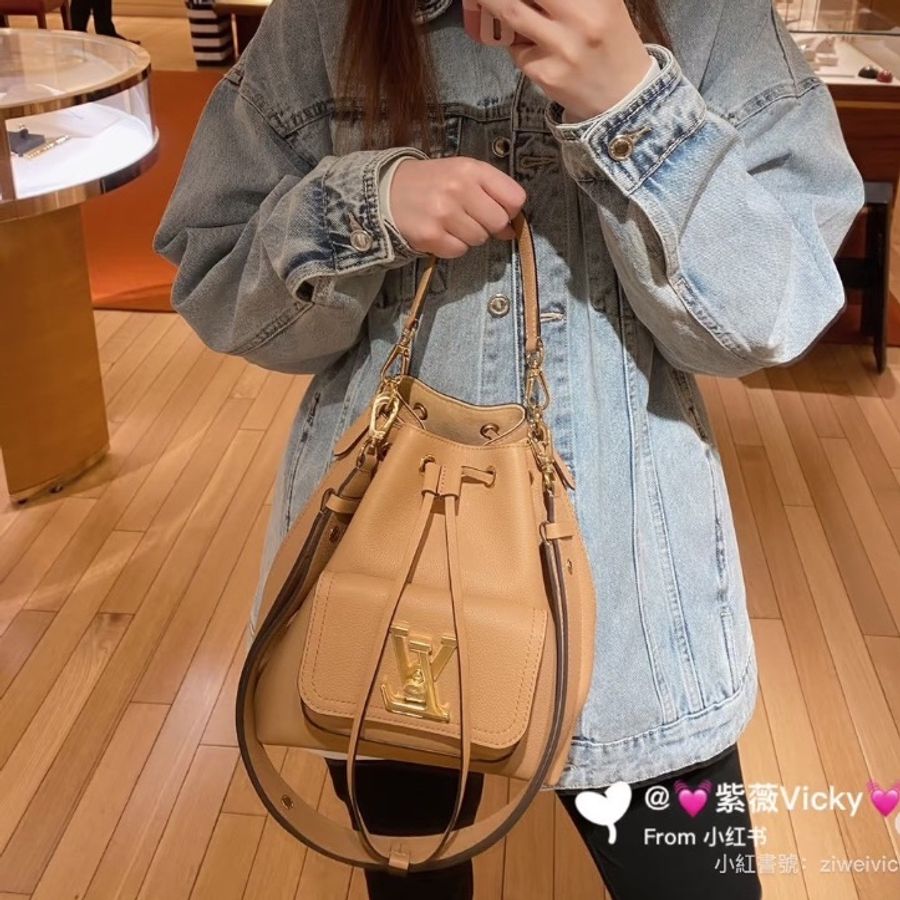 98新全配🧡#Lv #lockme #卡其色牛皮水桶 #副肩帶 #盒子塵袋購證-12