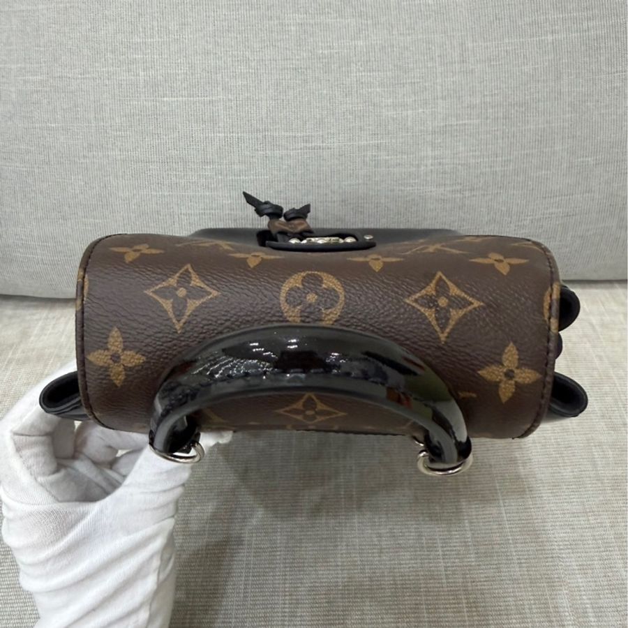 LV老花拼黑色漆皮雙肩包-29