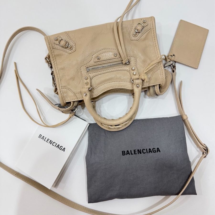 《仙闆名牌精品》BALENCIAGA 巴黎世家namo mini City 奶茶色 機車包 斜背包 肩背包 手提包-0