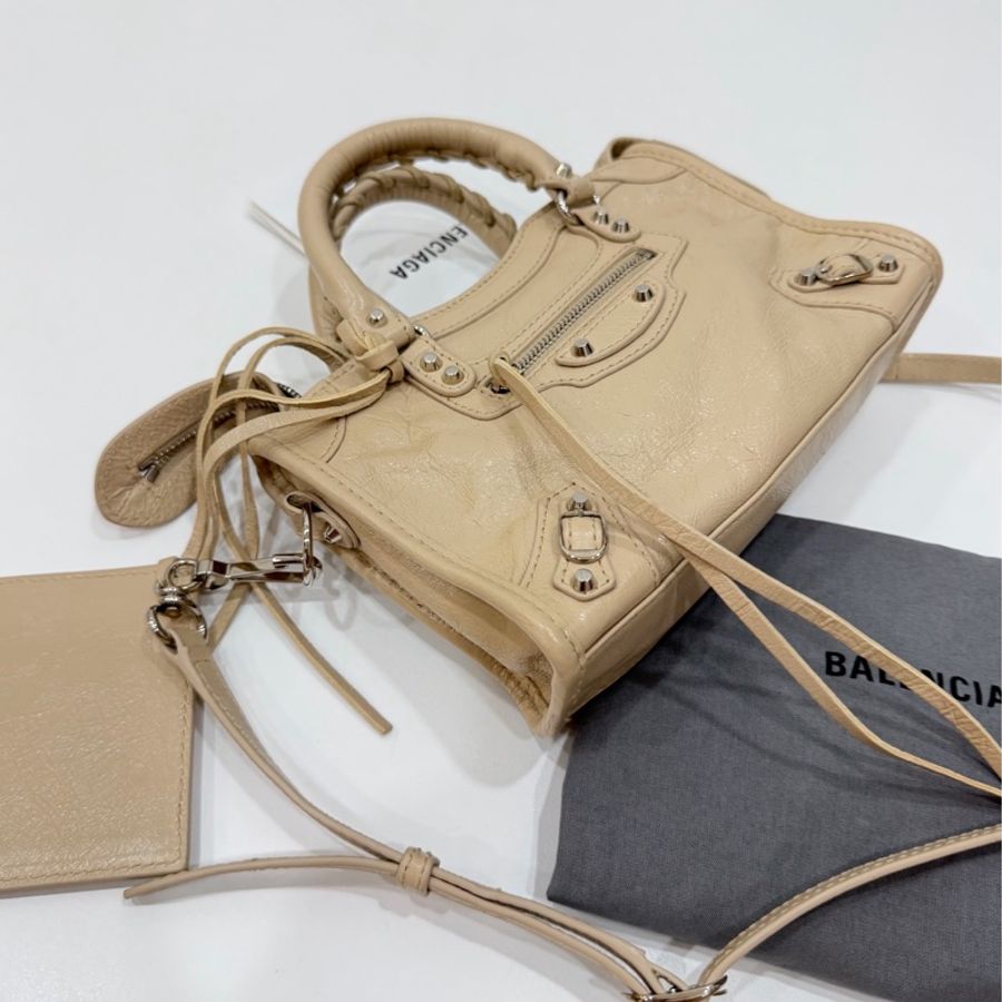 《仙闆名牌精品》BALENCIAGA 巴黎世家namo mini City 奶茶色 機車包 斜背包 肩背包 手提包-11