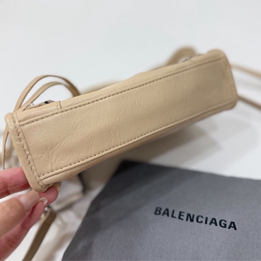 《仙闆名牌精品》BALENCIAGA 巴黎世家namo mini City 奶茶色 機車包 斜背包 肩背包 手提包-12