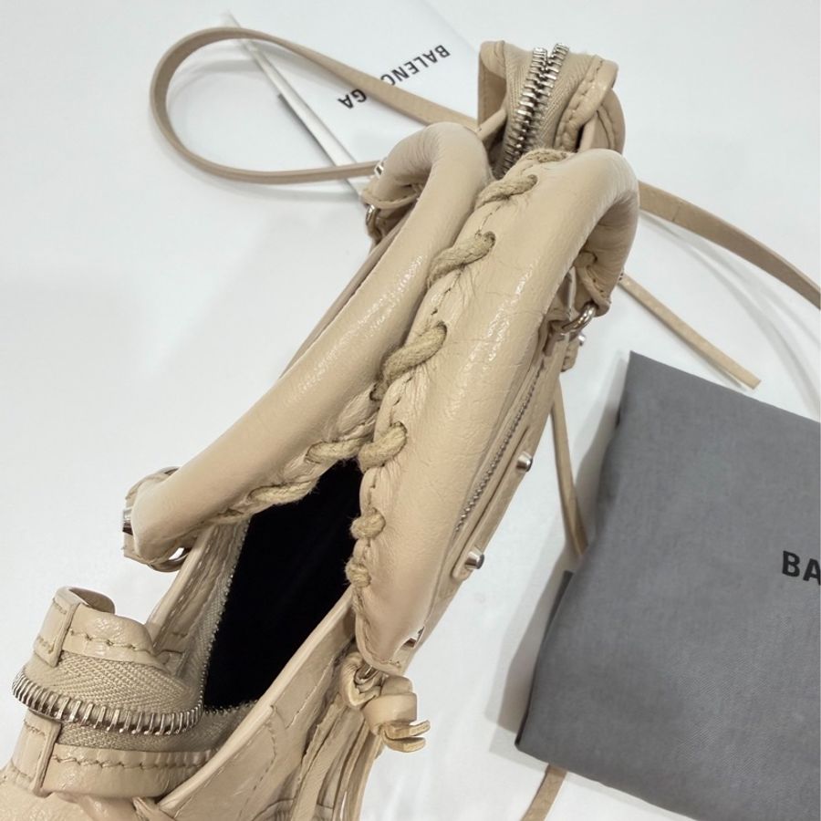 《仙闆名牌精品》BALENCIAGA 巴黎世家namo mini City 奶茶色 機車包 斜背包 肩背包 手提包-15