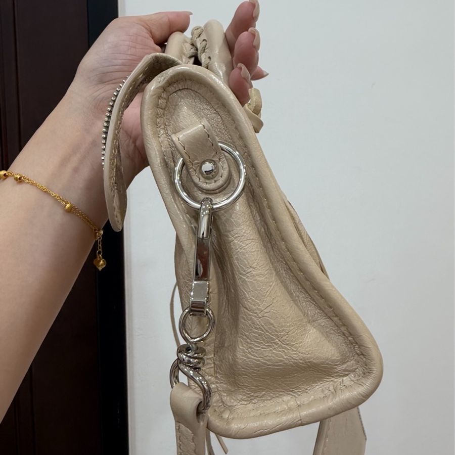 《仙闆名牌精品》BALENCIAGA 巴黎世家namo mini City 奶茶色 機車包 斜背包 肩背包 手提包-17