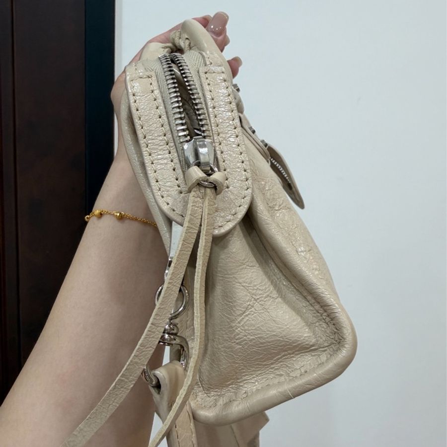 《仙闆名牌精品》BALENCIAGA 巴黎世家namo mini City 奶茶色 機車包 斜背包 肩背包 手提包-18