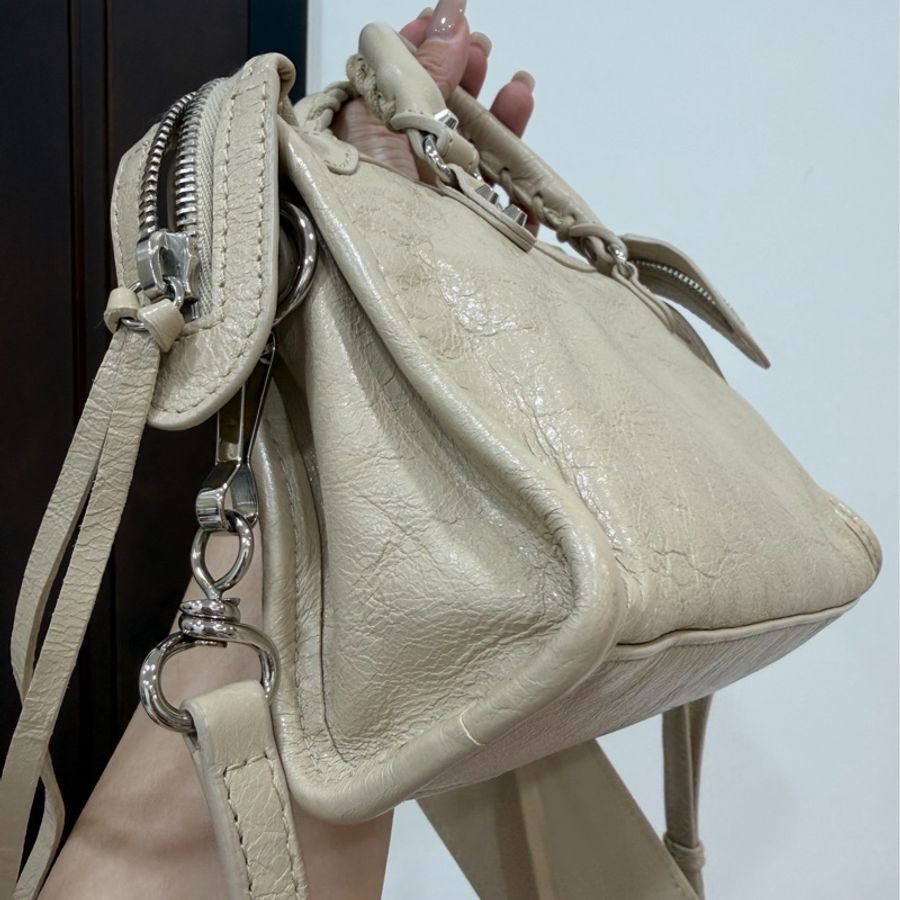 《仙闆名牌精品》BALENCIAGA 巴黎世家namo mini City 奶茶色 機車包 斜背包 肩背包 手提包-19