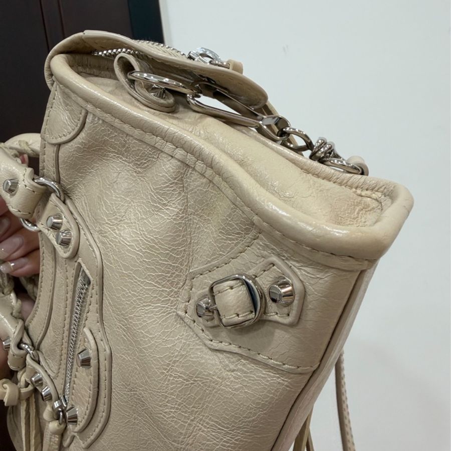 《仙闆名牌精品》BALENCIAGA 巴黎世家namo mini City 奶茶色 機車包 斜背包 肩背包 手提包-21