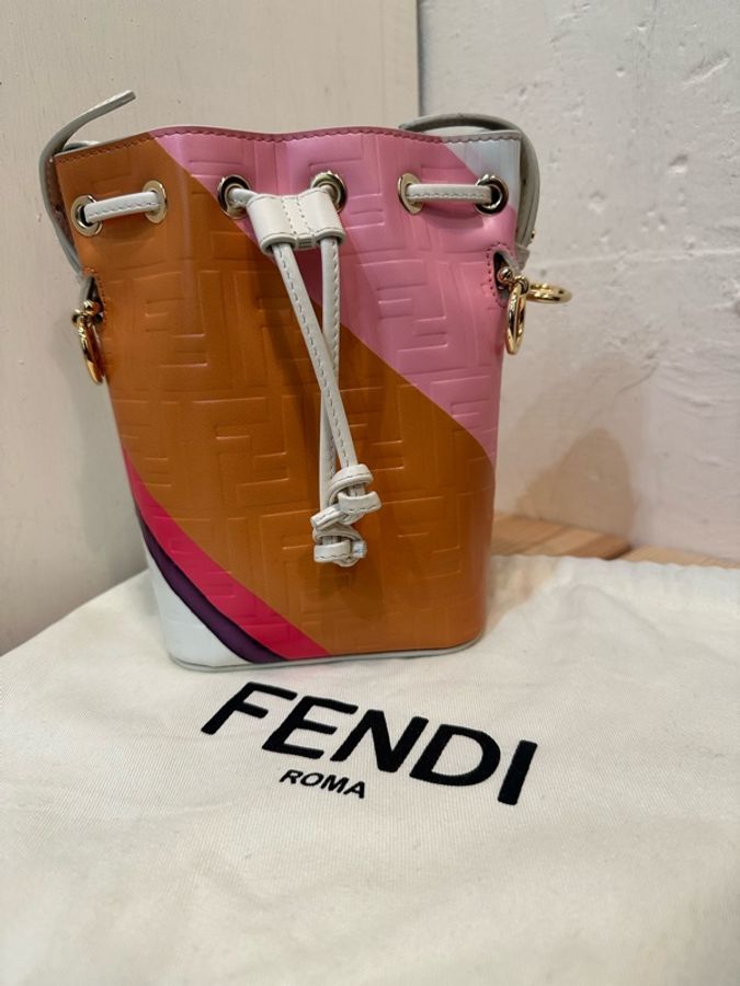 FENDI Mon Tresor 3D立體 FF 浮雕皮革迷你水桶包-7