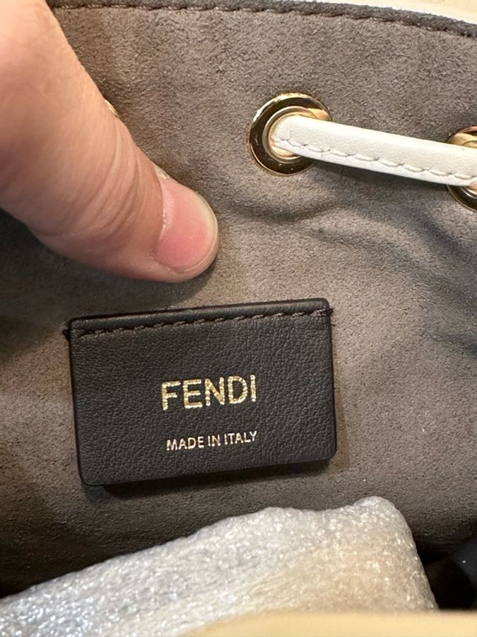 FENDI Mon Tresor 3D立體 FF 浮雕皮革迷你水桶包-12