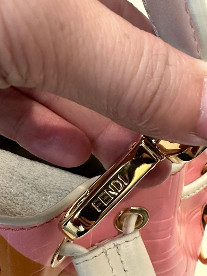 FENDI Mon Tresor 3D立體 FF 浮雕皮革迷你水桶包-15