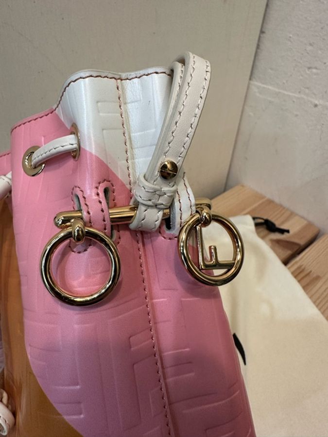 FENDI Mon Tresor 3D立體 FF 浮雕皮革迷你水桶包-16