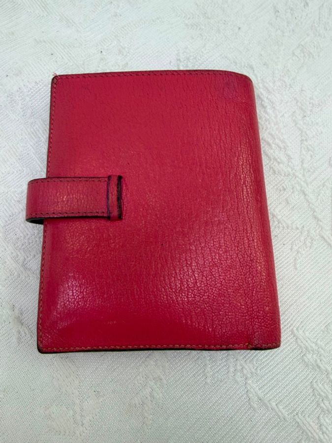 這是一個紅色的 Hermès Bearn wallet-1
