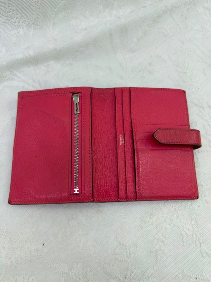 這是一個紅色的 Hermès Bearn wallet-4