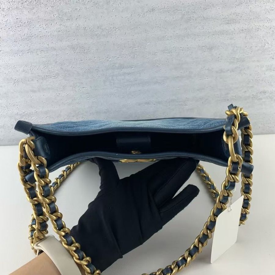 CHANEL 24S牛仔hobo肩背包 芯片款 24*22*6 98新配件塵袋-4
