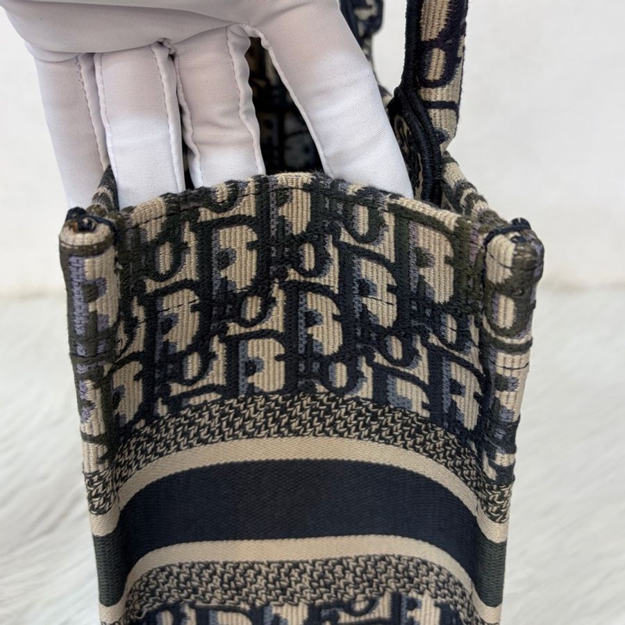Dior M1265 深藍緹花布 Oblique 刺繡 Booktote手提包 托特包 小號-12