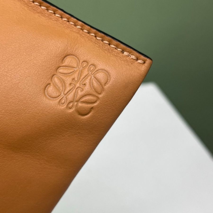 Loewe焦糖色手機包-3