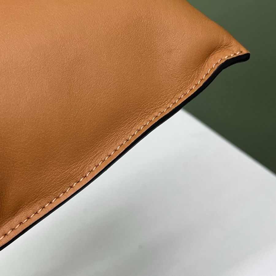 Loewe焦糖色手機包-4